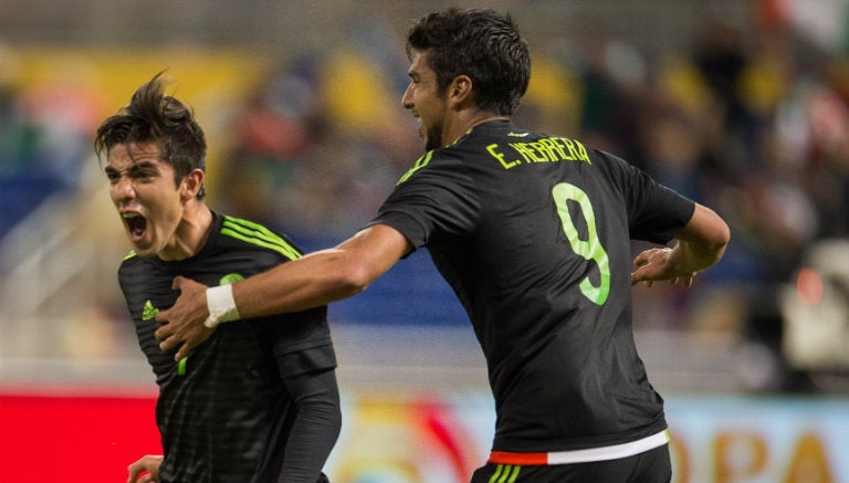 Eduardo Herrera celebra gol del Tri contra Senegal