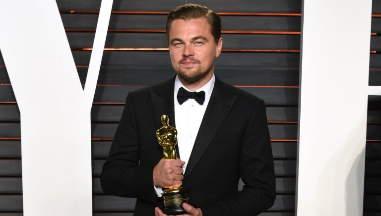 Leonardo DiCaprio presume su estatuilla dorada