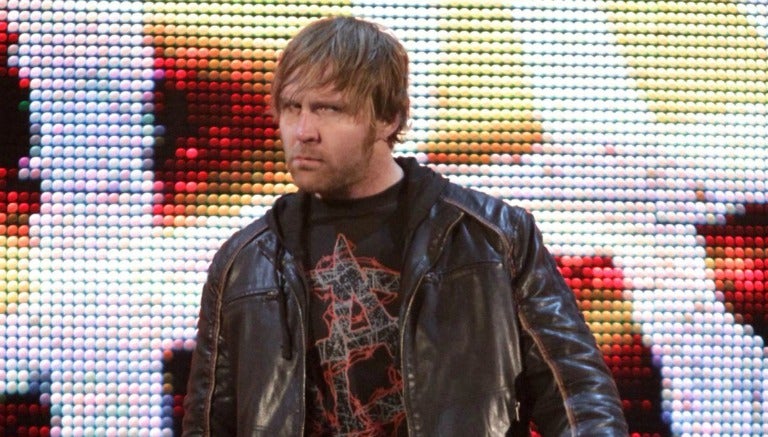 Dean Ambrose hace su entrada al ring