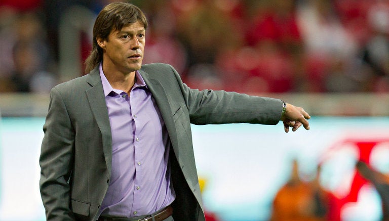 Matías Almeyda da instrucciones en juego de Chivas