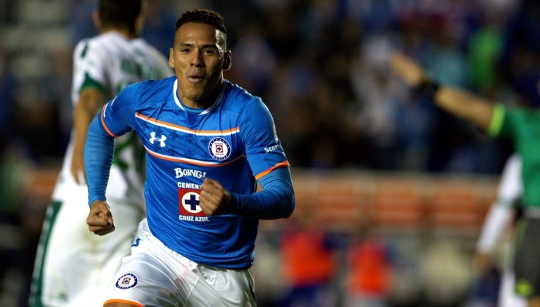 El mediocampista de Cruz Azul festeja un gol