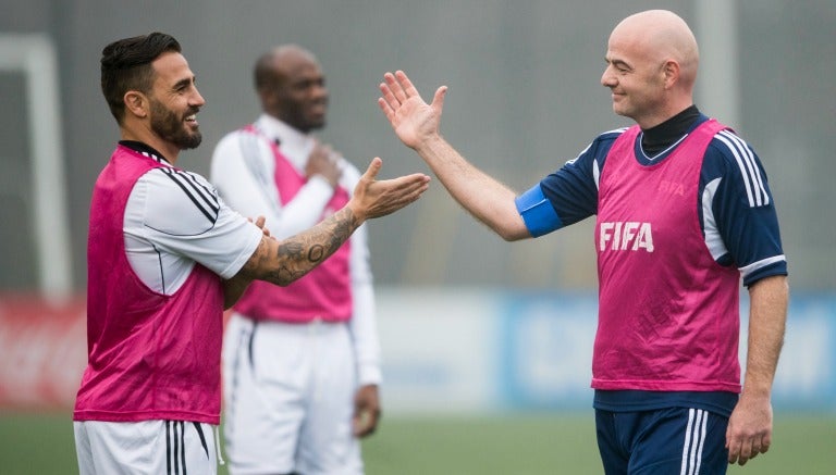 Infantino se saluda con Cannavaro durante su amistoso