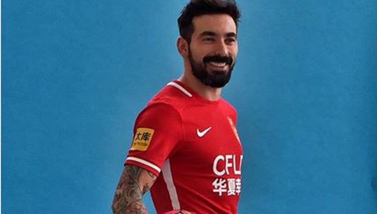 Lavezzi posa con la casaca del Hebei China Fortune