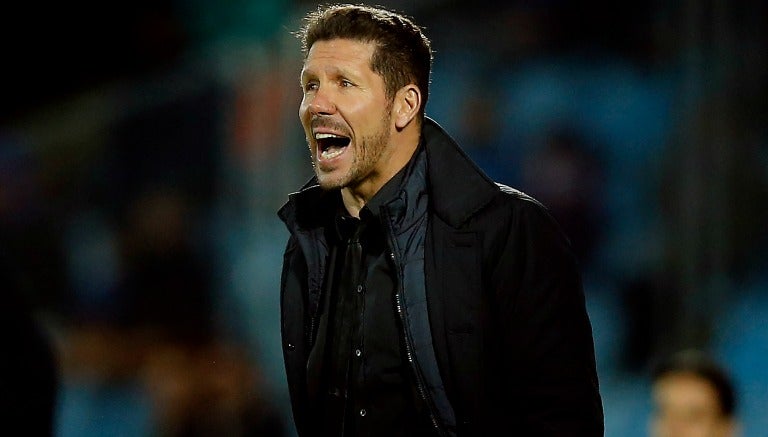 Simeone dando instrucciones en un partido de los colchoneros