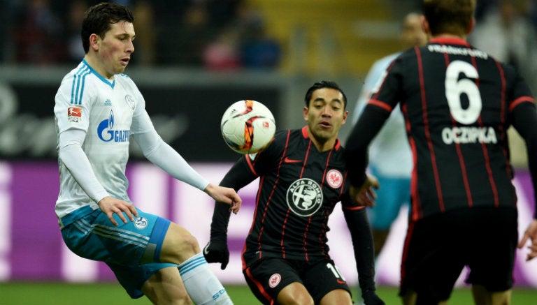 Marco Fabián, en partido frente al Schalke 04