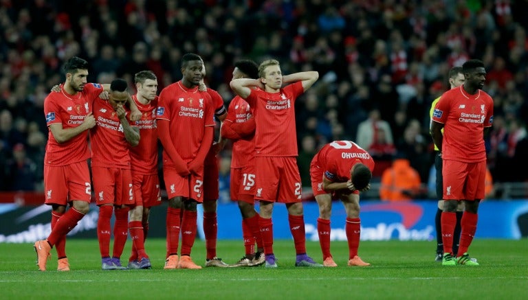 Jugadores de Liverpool lamentando la derrota contra el City