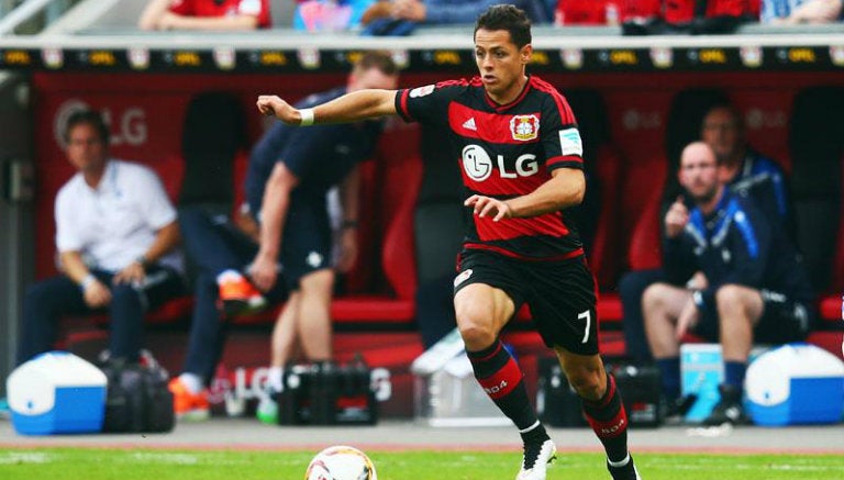 Javier Hernández controla el esférico