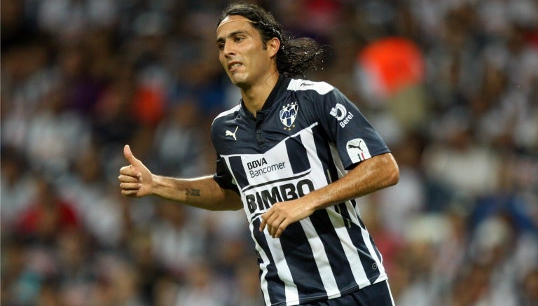 Aldo de Nigris en un duelo con los Rayados