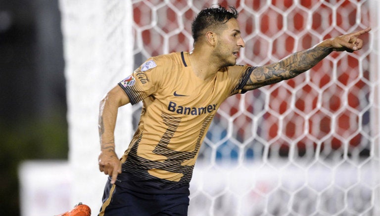 Ismael Sosa celebra su gol contra el Olimpia