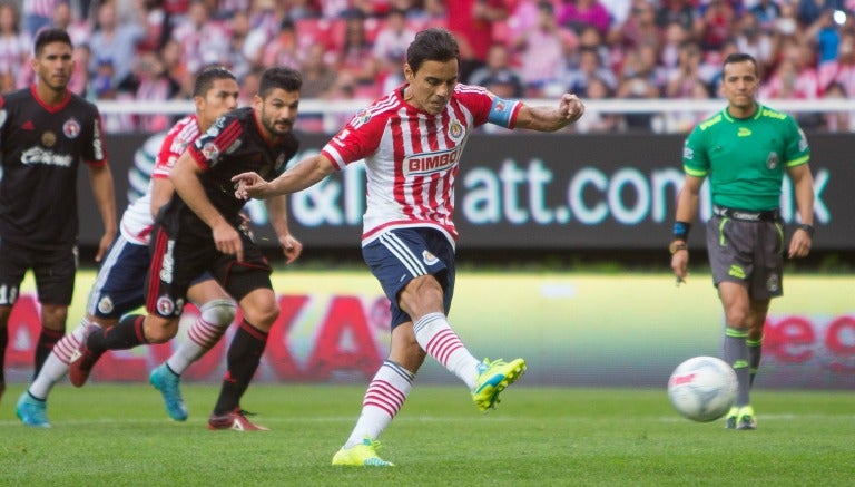 Omar Bravo cobra el penalti contra Tijuana