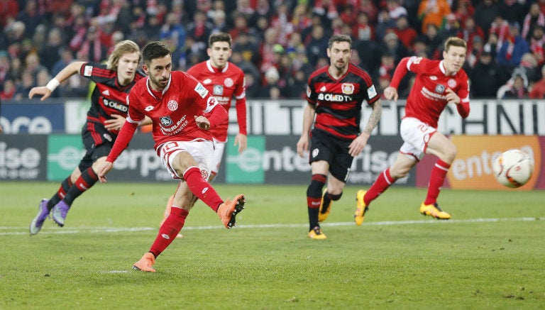 Malli del Mainz 05 dispara a gol contra Bayer Leverkusen