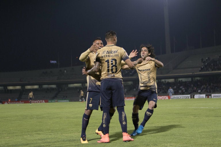 Jugadores de Pumas celebran contra Emelec