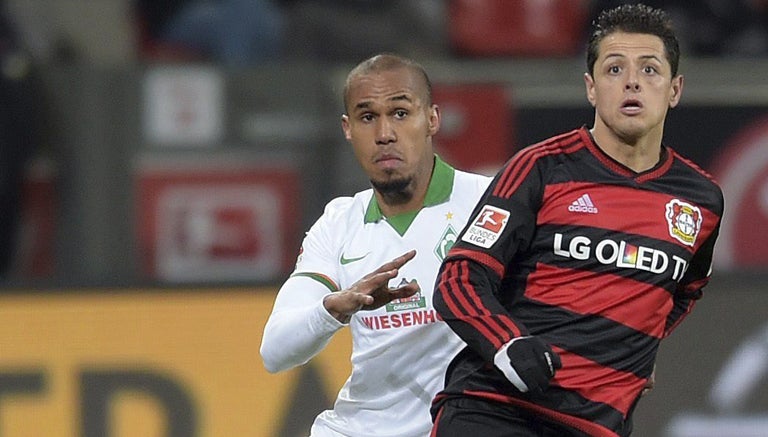 Chicharito compite por el balón frente al Werder Bremen