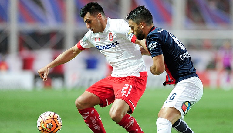 Triverio disputa el balón en el juego contra San Lorenzo 