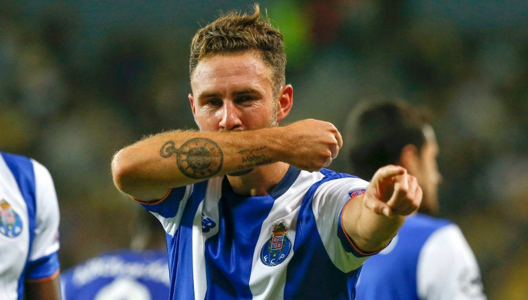 Miguel Layún festeja un gol con el Porto