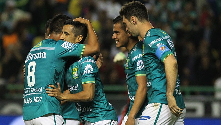 Morález es felicitado por sus compañeros tras un gol 