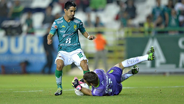 El argentino disputa el balón en el juego de Copa contra Mineros 