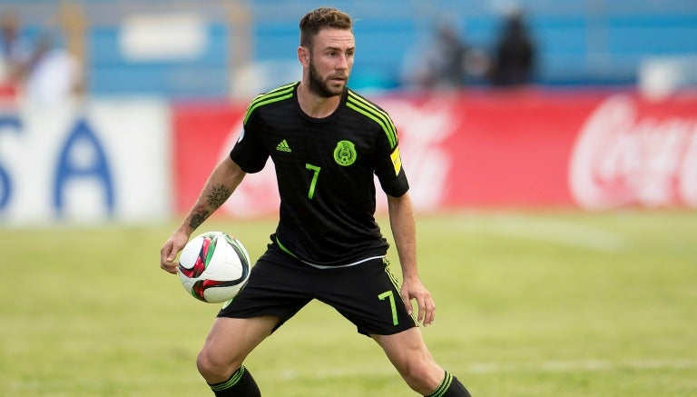 Miguel Layún en un partido con la Selección mexicana