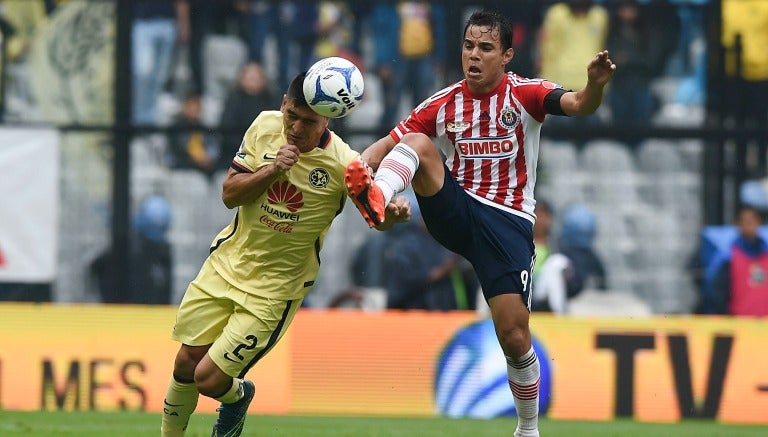 Goltz y Bravo pelean un balón en la última edición del Clásico Nacional