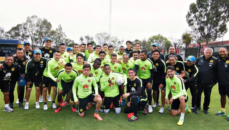 Cuauhtémoc Blanco y los jugadores de América posan para la foto