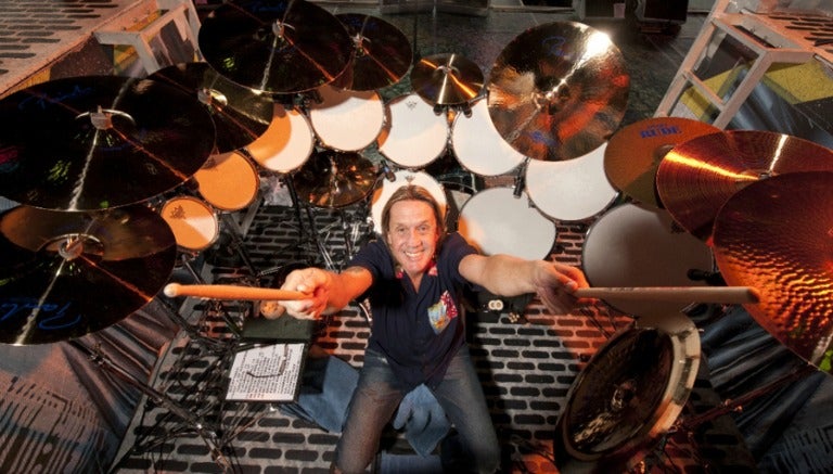 Nicko McBrain posa con su batería