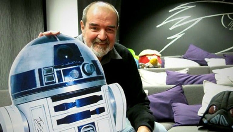 Tony Dyson posa con R2-D2