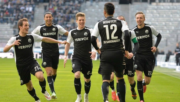 Los futbolistas del SV Sandhausen celebran una anotación