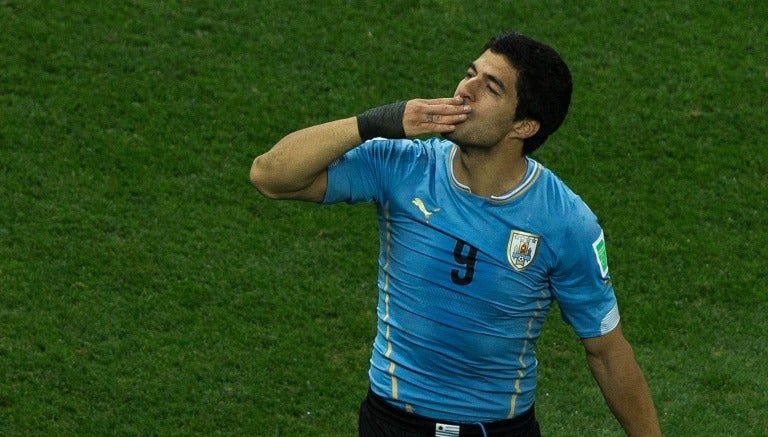 Luis Suárez festeja un gol contra Inglaterra en Brasil 2014