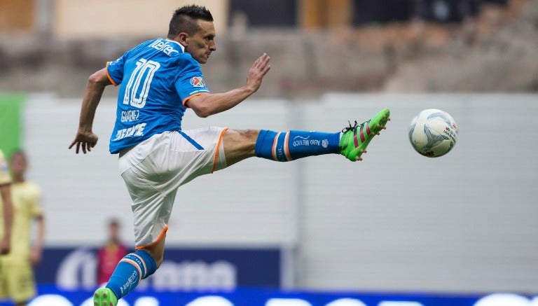 Chaco intenta bajar un balón