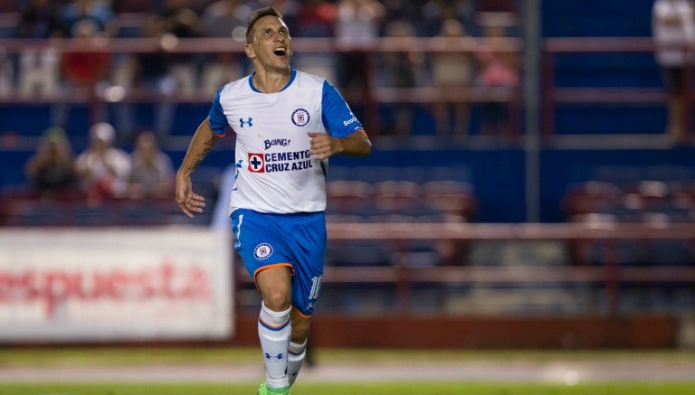 El jugador de Cruz Azul celebra un tanto