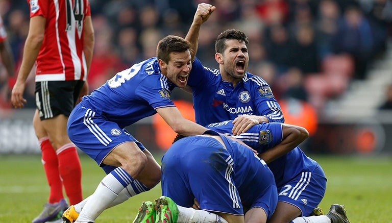 Jugadores del Chelsea celebran una anotación