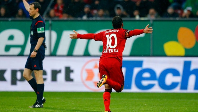 Calhanoglu celebra el tanto del empate frente al Augsburgo