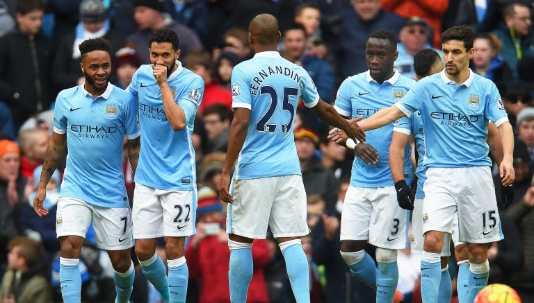 Jugadores del Manchester City festejan un gol