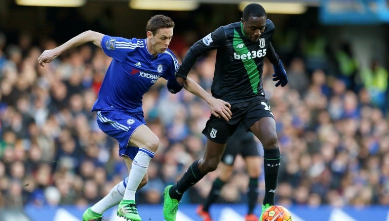 Matic pelea un balón con Imbula en el partido de la Jornada 29 de la Premier