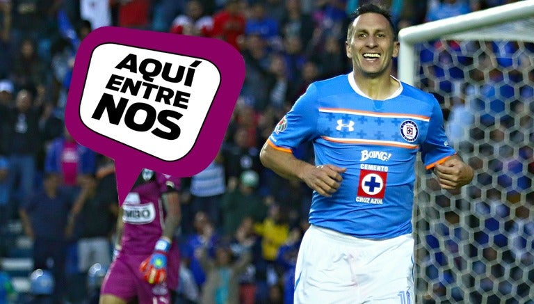 Chaco Giménez en un duelo con Cruz Azul