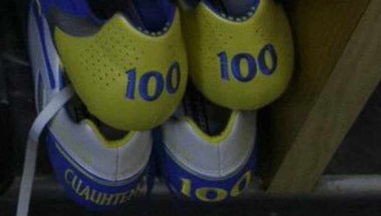 Los tenis de Cuauhtémoc Blanco con el número cien y su nombre