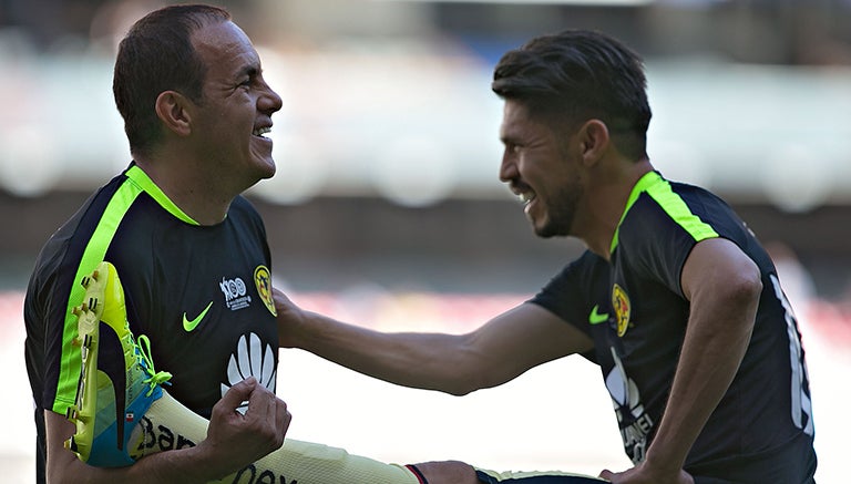 Cuauhtémoc Blanco calienta con Oribe Peralta