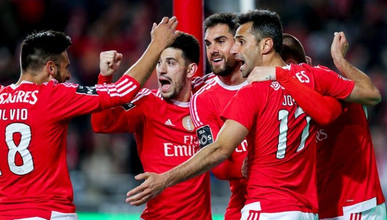 Jugadores del Benfica festejan el gol