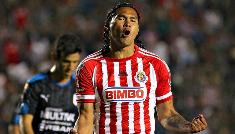 Carlos Peña festeja su gol con Chivas