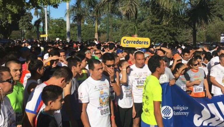 Corredores participan en la Carrera Ganac