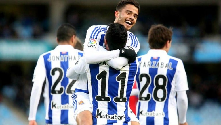 Reyes festeja su gol con Vela