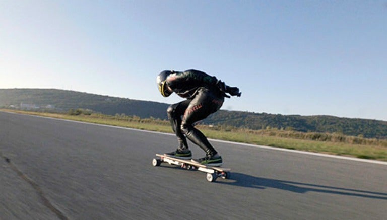 Sujeto en la patineta recorriendo los 100 metros