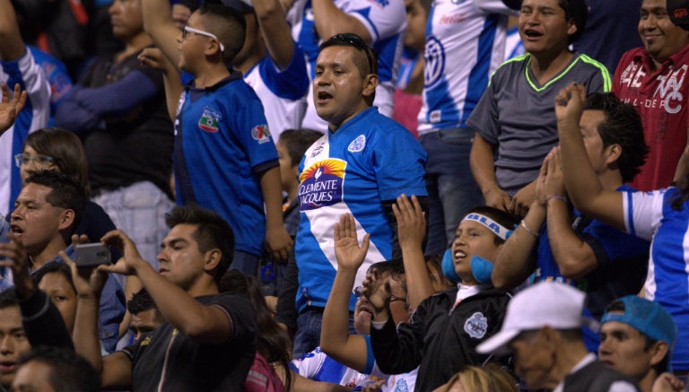 Aficionados del Puebla apoyan durante juego de La Franja 