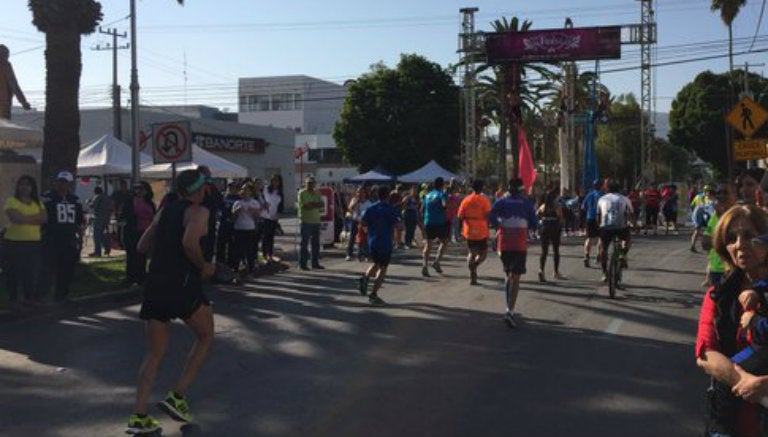 Corredores participan en el Maratón Lala