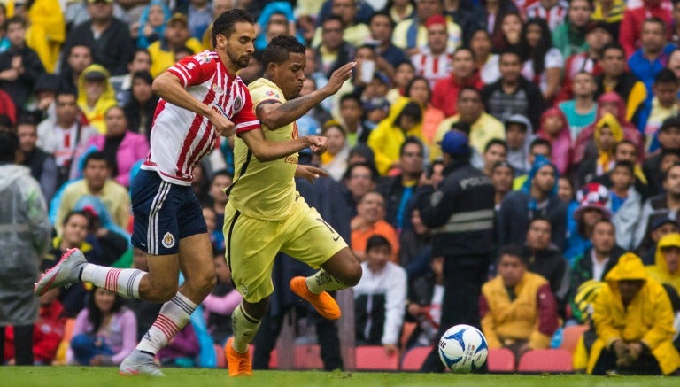 Raúl López y Michael Arroyo pelean un balón