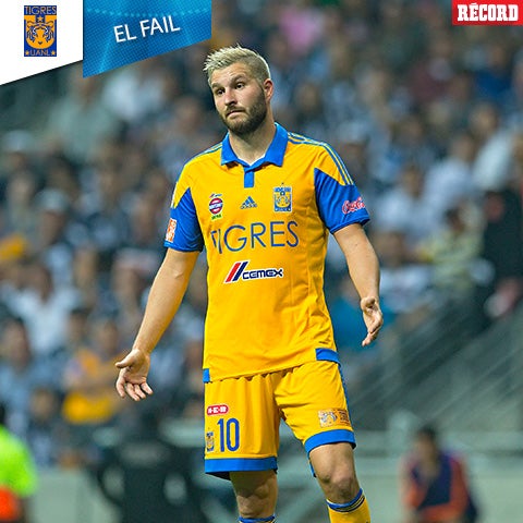 Gignac se lamente durante el Clásico Regio