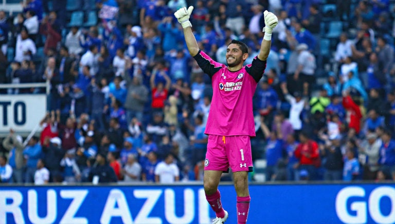 Jesús Corona festeja gol de Cruz Azul 