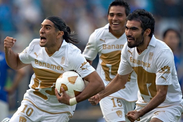 Martín Bravo festeja su gol contra Cruz Azul en el A2010