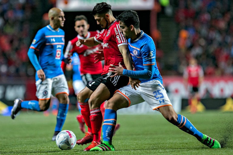 Henry Martín conduce el balón en juego contra Cruz Azul