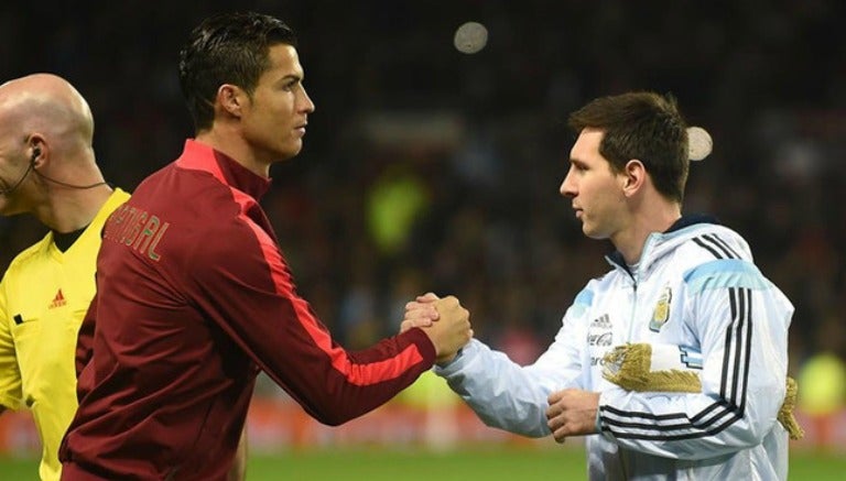 Messi y Cristiano se saludan previo a un partido